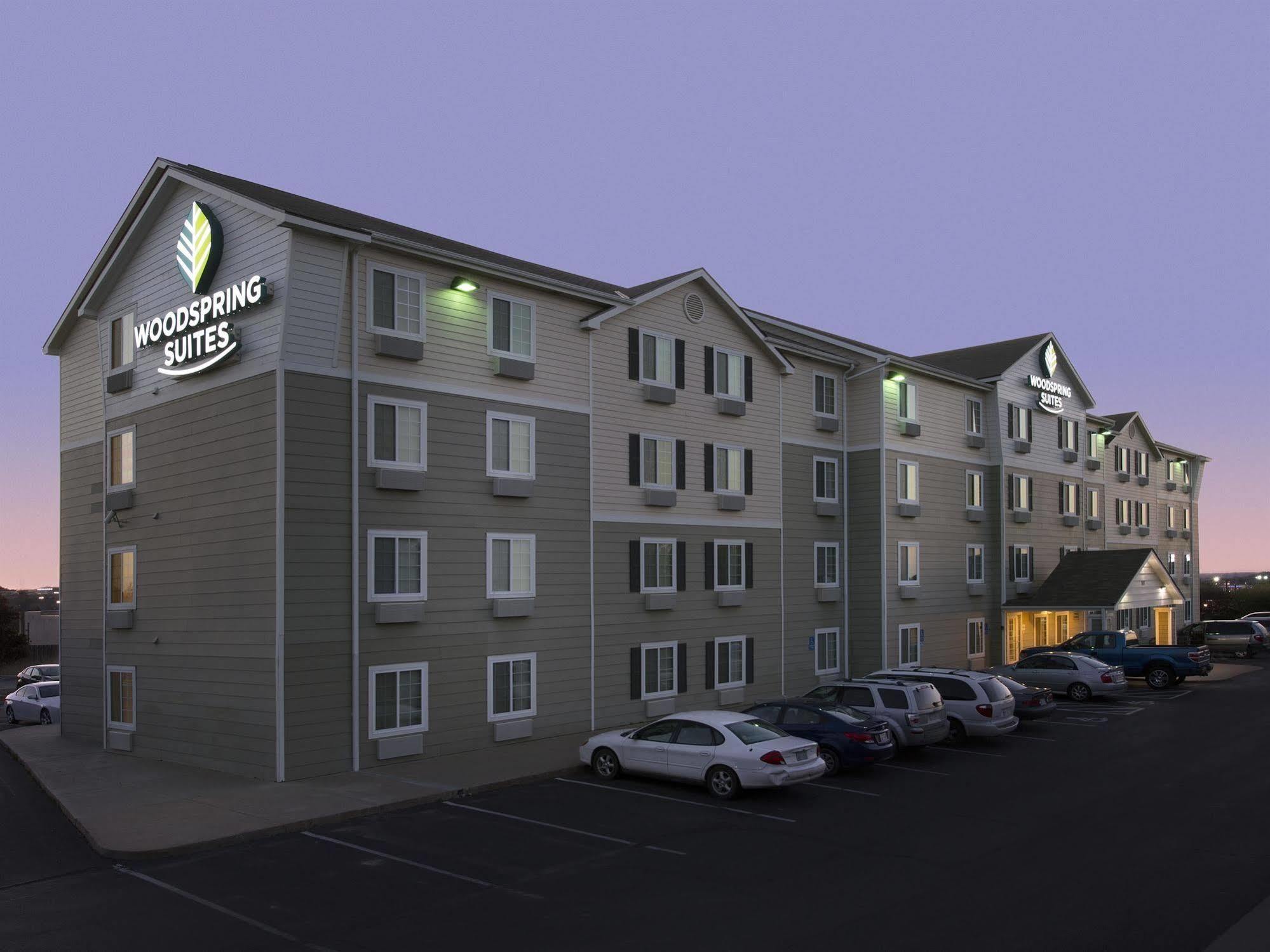 Woodspring Suites Topeka Exterior foto