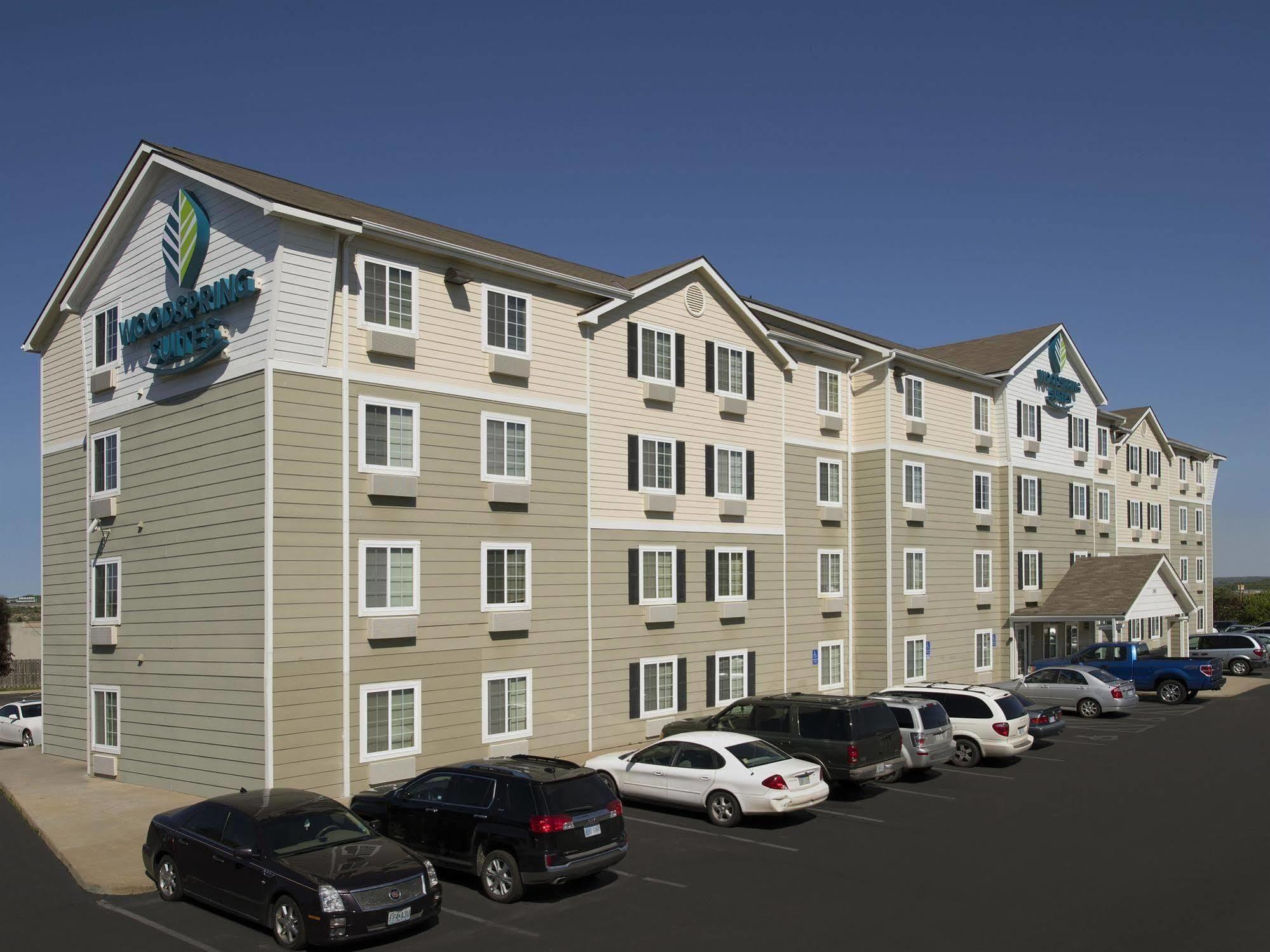 Woodspring Suites Topeka Exterior foto